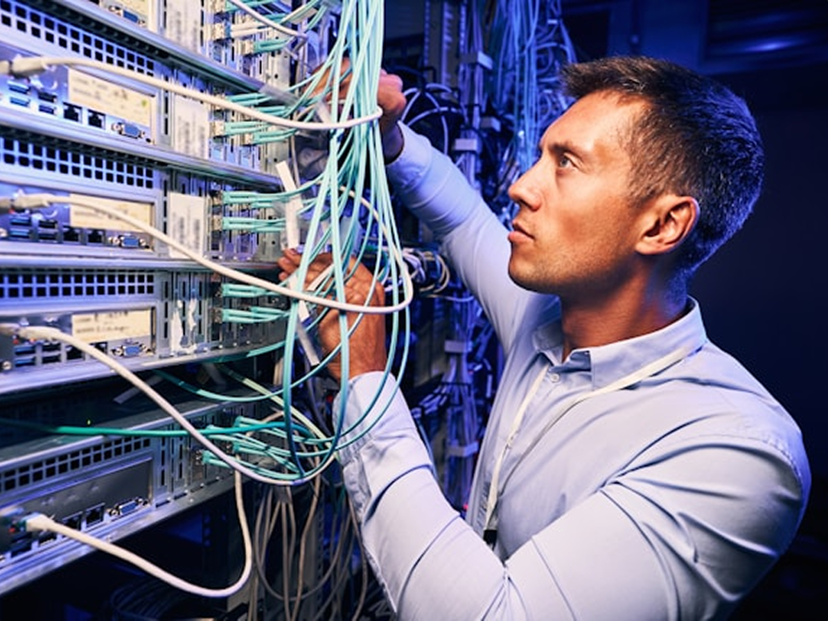 n8n selbst hosten: Helm-Chart, Docker Compose und AI-Workflows